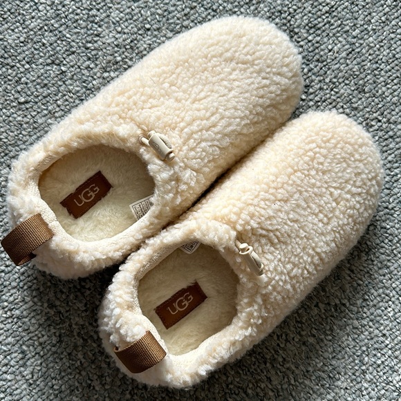UGG Shoes - EUC Ugg Plushy slippers